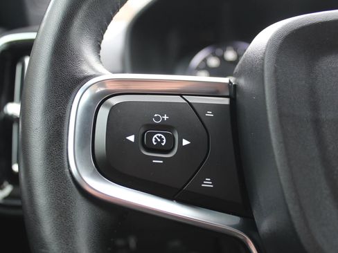 Used 2019 Volvo XC40 T5 Momentum image 25