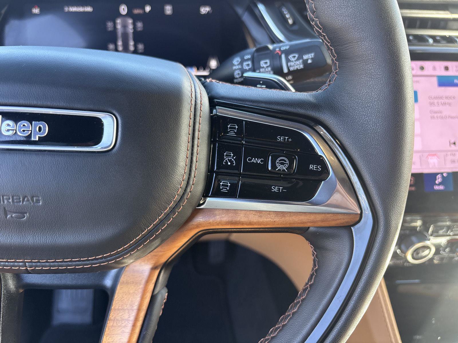 Used 2025 Jeep Grand Cherokee Summit AWD/4WD image 18