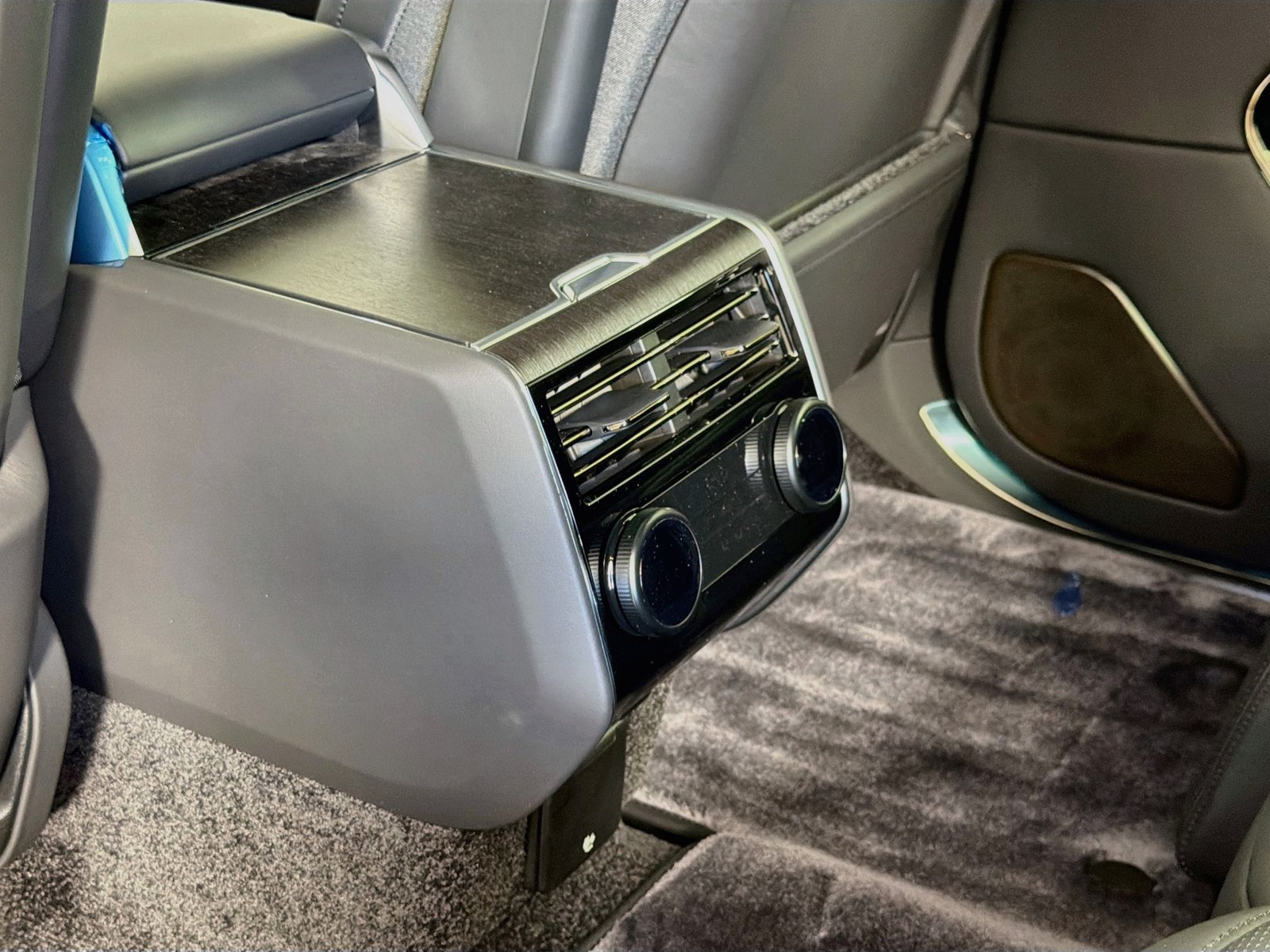 New 2026 Land Rover Range Rover SV AWD/4WD image 29