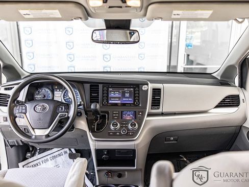 Used 2020 Toyota Sienna LE w/ LE Preferred Package FWD image 32
