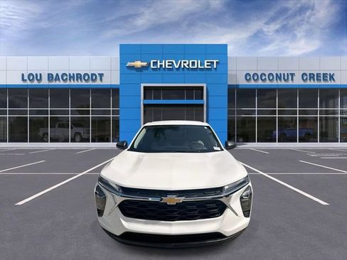 Used 2025 Chevrolet Trax LS FWD image 3