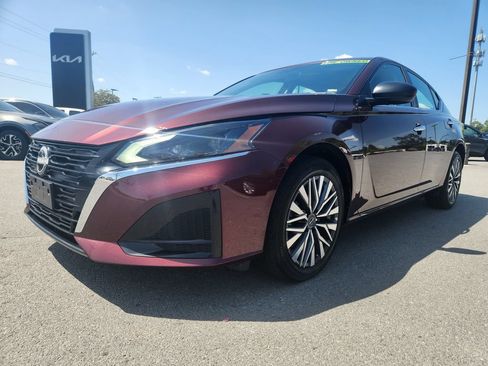 Used 2025 Nissan Altima 2.5 SV AWD/4WD image 3