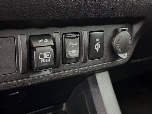 Certified 2018 Toyota Tacoma TRD Off-Road image 32