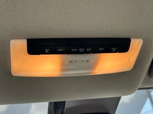 Used 2020 Nissan Versa SV FWD image 18