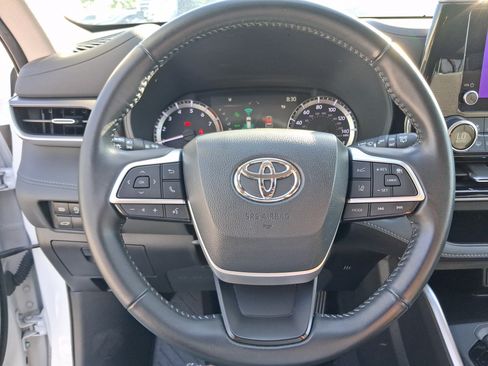 Used 2023 Toyota Highlander LE FWD image 12