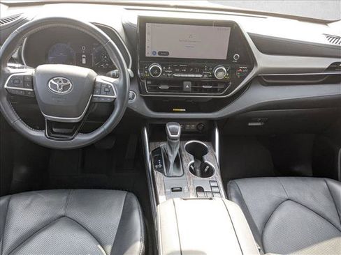 Used 2023 Toyota Highlander Limited FWD image 15