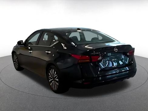 Used 2025 Nissan Altima 2.5 SV FWD image 9