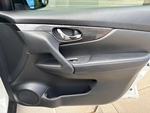 Used 2018 Nissan Rogue SV w/ Premium Package FWD image 32