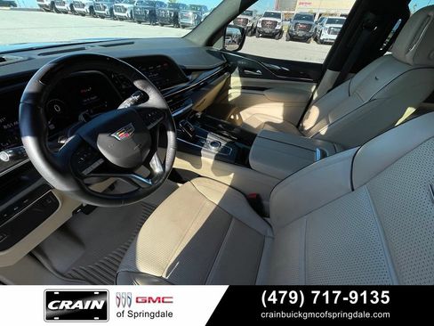 Used 2023 Cadillac Escalade Premium Luxury AWD/4WD image 9
