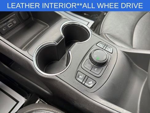 Used 2024 GMC Terrain SLT image 29