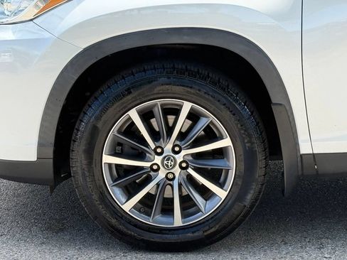 Used 2019 Toyota Highlander XLE AWD/4WD image 6