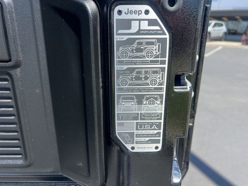 Used 2025 Jeep Wrangler Unlimited Sahara AWD/4WD image 49