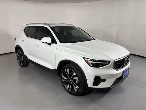 Used 2023 Volvo XC40 B5 Ultimate w/ Protection Package Premier image 3