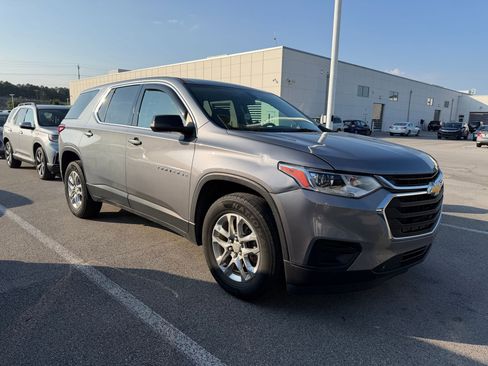 Used 2021 Chevrolet Traverse LS FWD image 3