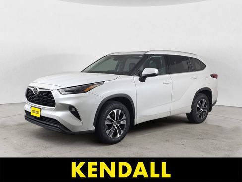 Used 2022 Toyota Highlander XLE AWD/4WD image 1