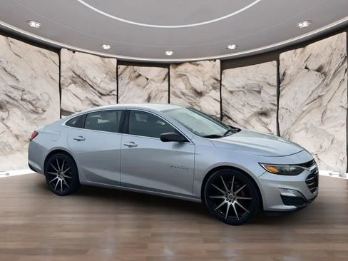 Used 2019 Chevrolet Malibu LS FWD image 2