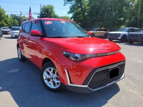 Used 2024 Kia Soul LX w/ Option Group 015 FWD image 2