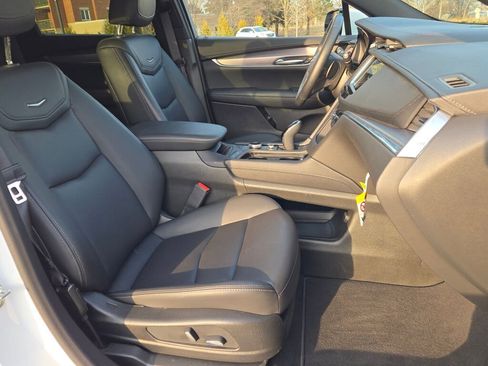 New 2025 Cadillac XT5 Luxury image 9