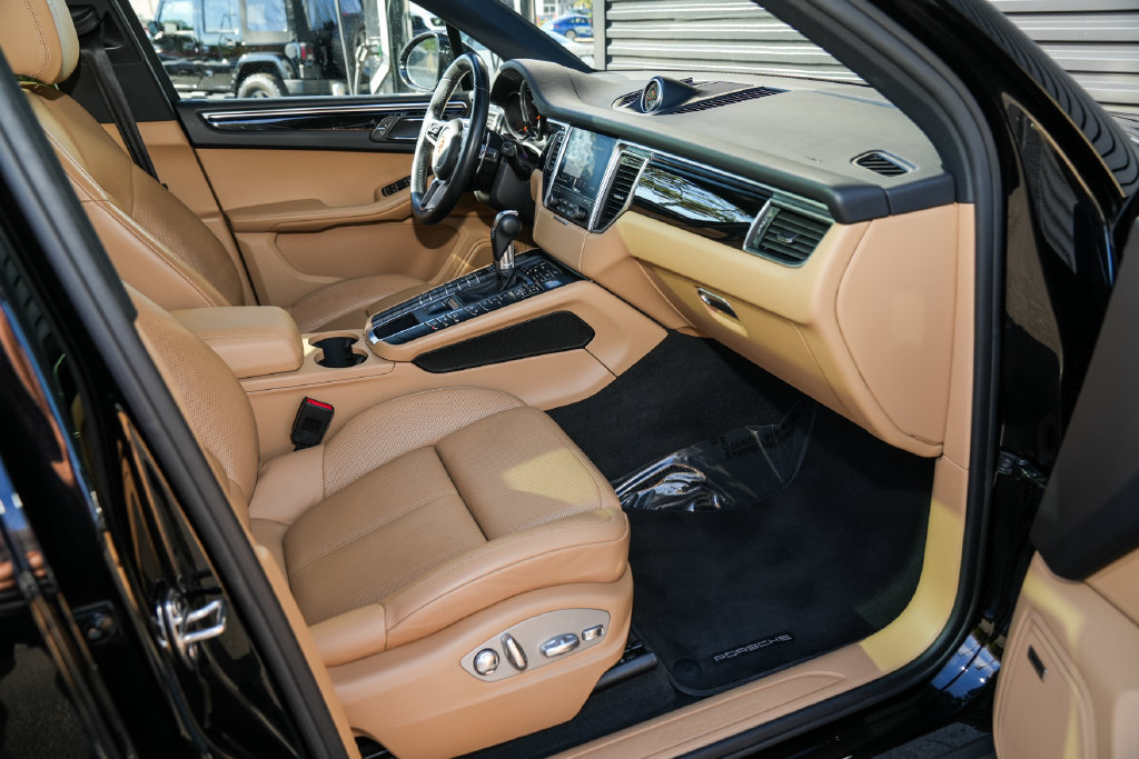 Certified 2018 Porsche Macan AWD/4WD image 35