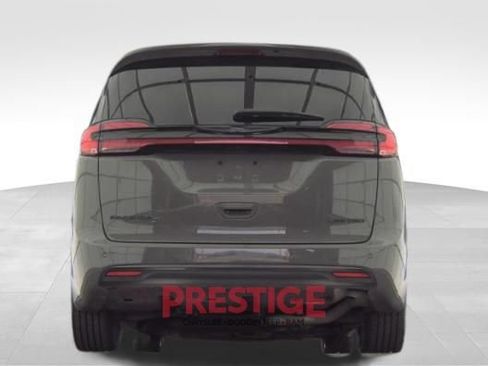 Used 2025 Chrysler Pacifica Limited FWD image 9