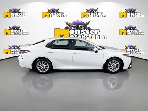 Used 2022 Toyota Camry SE image 4