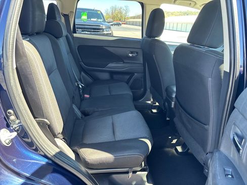 Used 2016 Mitsubishi Outlander SE image 17