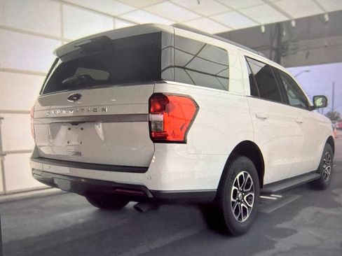 Used 2024 Ford Expedition XLT RWD image 3