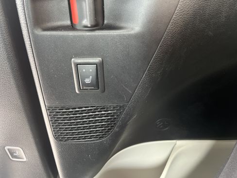 Used 2019 Chrysler Pacifica Limited w/ Tire & Wheel Group FWD image 19