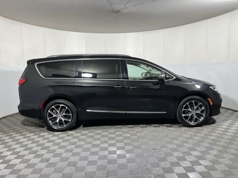 Used 2021 Chrysler Pacifica Limited w/ Uconnect Theater Family Group AWD/4WD image 9