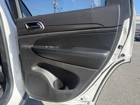 Used 2018 Jeep Grand Cherokee Laredo image 42