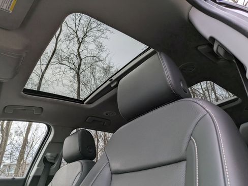 Certified 2023 GMC Acadia SLT w/ Preferred Package image 14