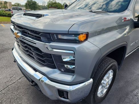 Used 2025 Chevrolet Silverado 3500 LT AWD/4WD image 8