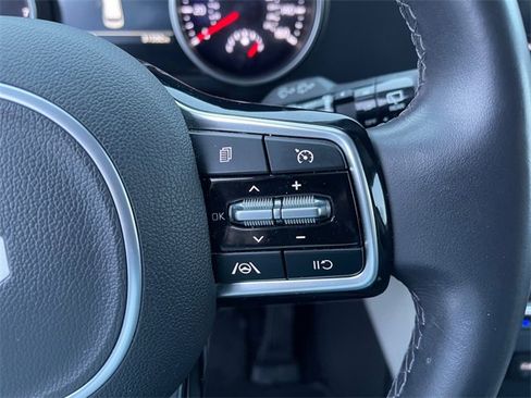 Used 2024 Kia Carnival LX image 34