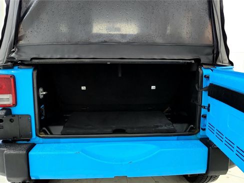 Used 2018 Jeep Wrangler Sahara w/ Connectivity Group image 13