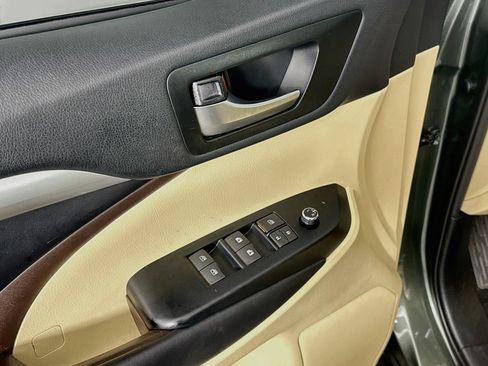 Used 2019 Toyota Highlander XLE FWD image 15