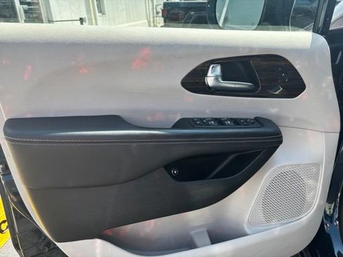 Used 2023 Chrysler Pacifica Limited FWD image 21