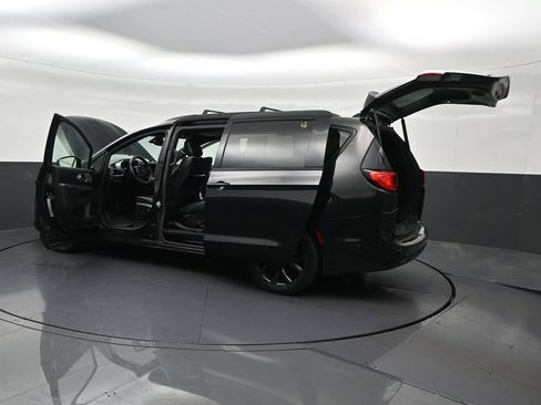 Used 2019 Chrysler Pacifica Limited w/ Advanced Safetytec Group FWD image 35