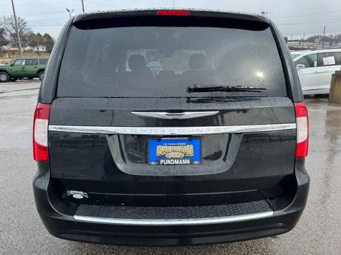 Used 2016 Chrysler Town & Country Touring w/ Driver Convenience Group image 4