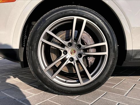 Used 2022 Porsche Cayenne Platinum Edition AWD/4WD image 9