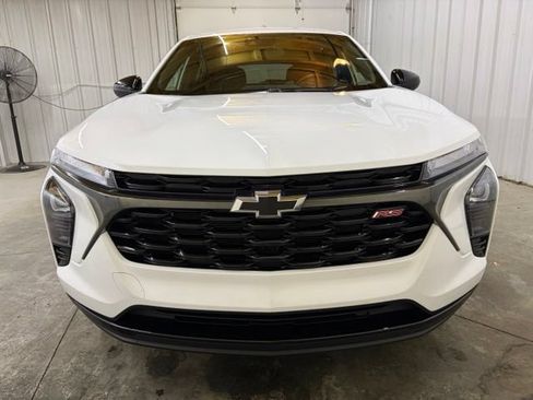 Used 2024 Chevrolet Trax RS w/ Driver Confidence Package FWD image 2