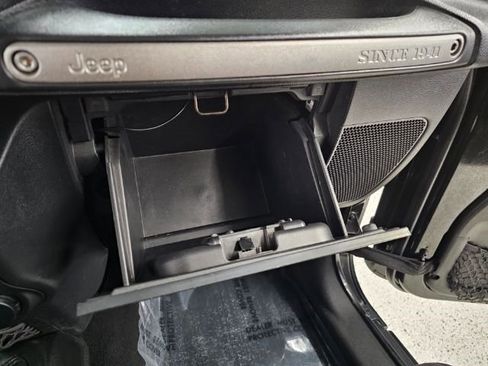 Used 2012 Jeep Wrangler Unlimited Sport image 20