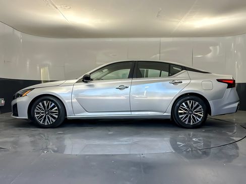 Used 2024 Nissan Altima 2.5 SV FWD image 6