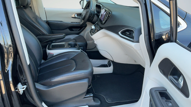 Used 2024 Chrysler Pacifica Touring-L FWD image 23
