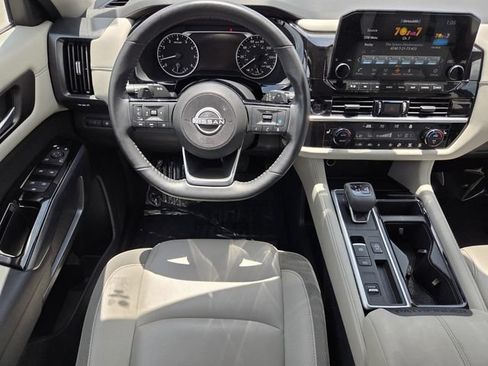 Used 2025 Nissan Pathfinder SL FWD image 19