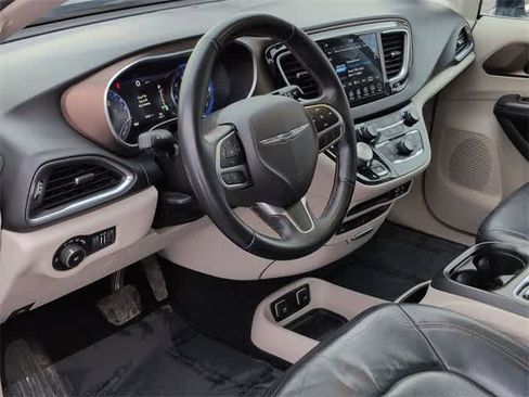 Used 2018 Chrysler Pacifica Touring-L Plus w/ Tire & Wheel Group image 10