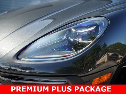 Used 2024 Porsche Macan w/ Premium Plus Package image 3