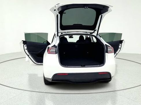 Used 2024 Tesla Model Y 2WD image 17