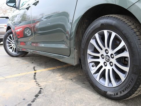 Used 2018 Toyota Sienna XLE w/ XLE Navigation Package image 14