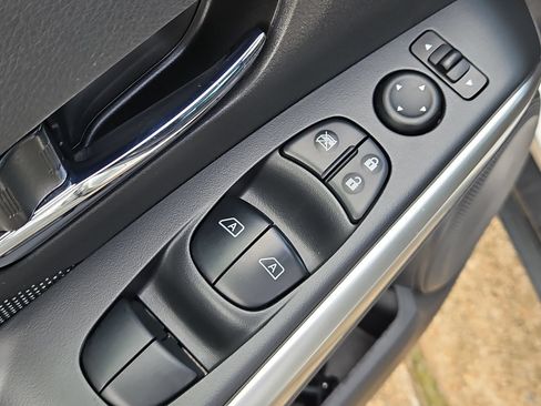 Used 2018 Nissan Kicks SV FWD image 20