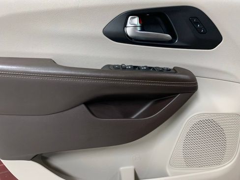 Certified 2021 Chrysler Pacifica Touring-L w/ Uconnect Theater Family Group FWD image 17